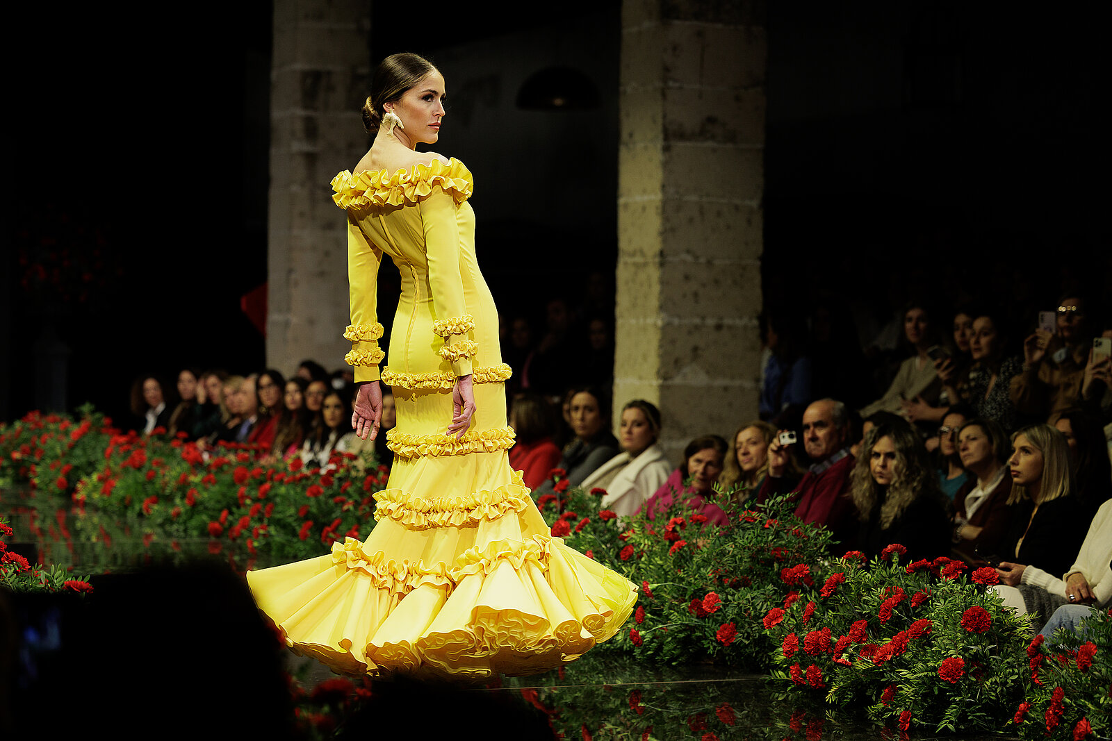 Modelo en la pasarela con traje de flamenca