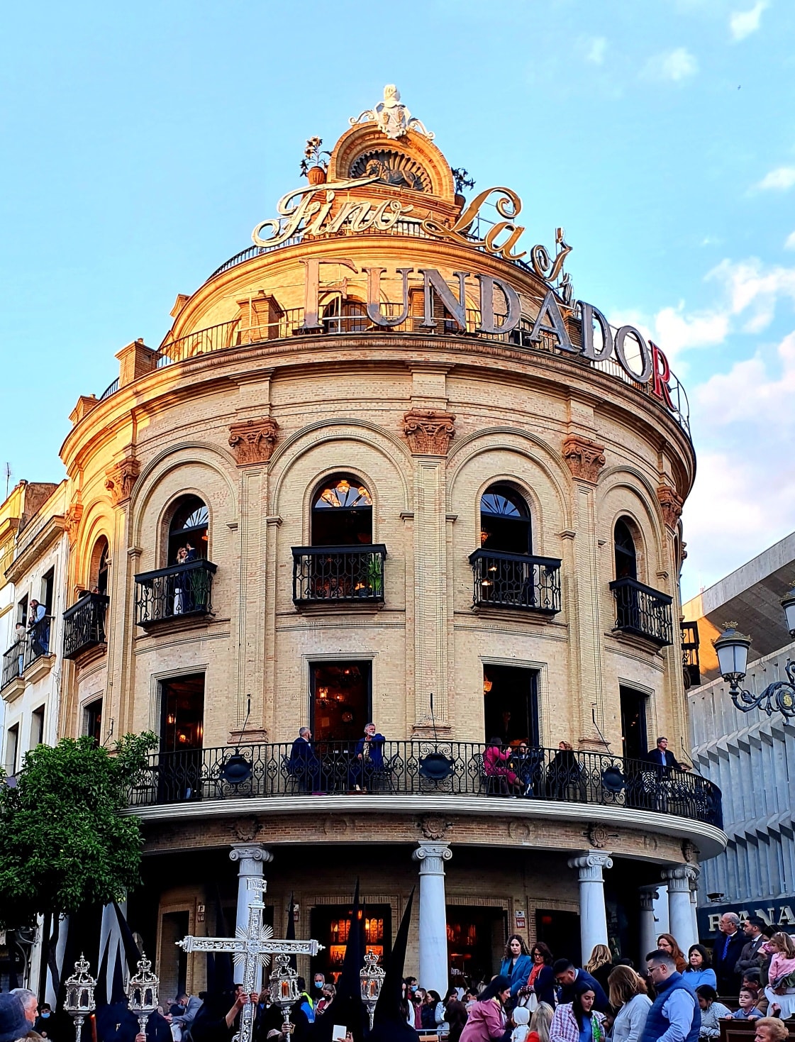 Exterior edificio El Gallo Azul
