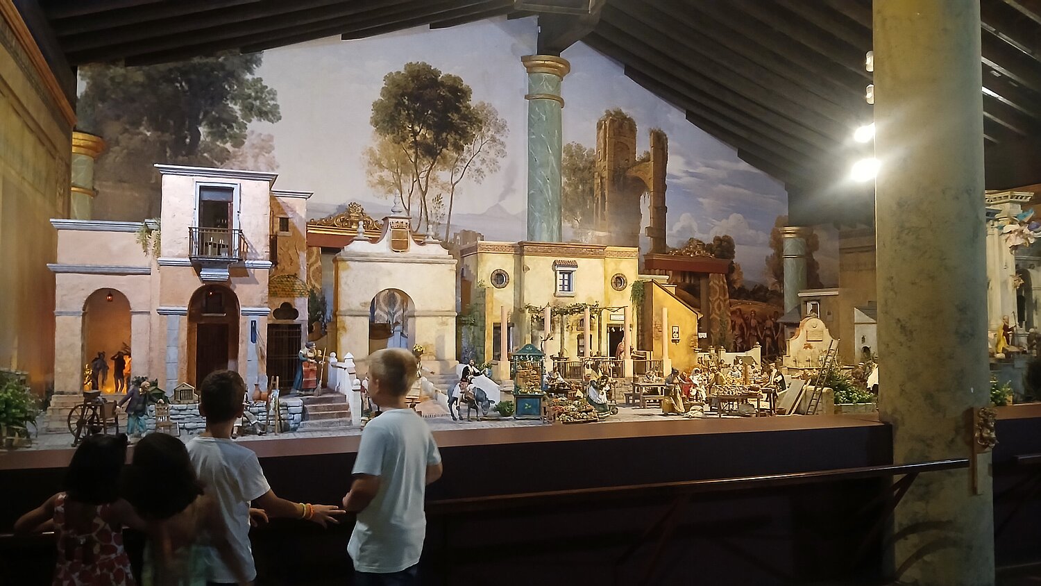 Niños mirando el belén napolitano