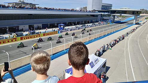 Niños y parrilla de salida