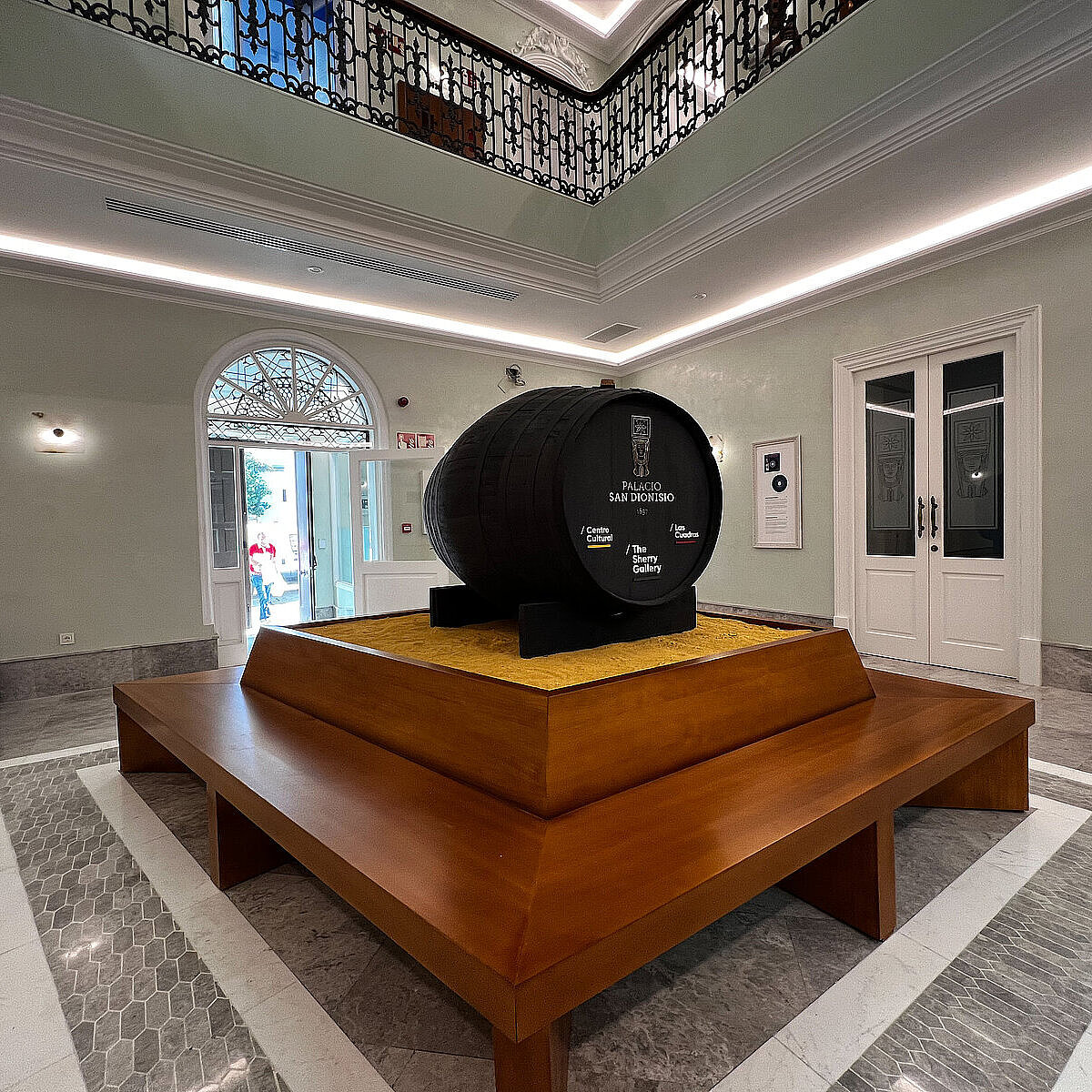 Hall con bota de vino y banco