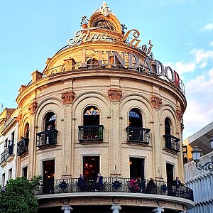 Facade of the building El Gallo Azul