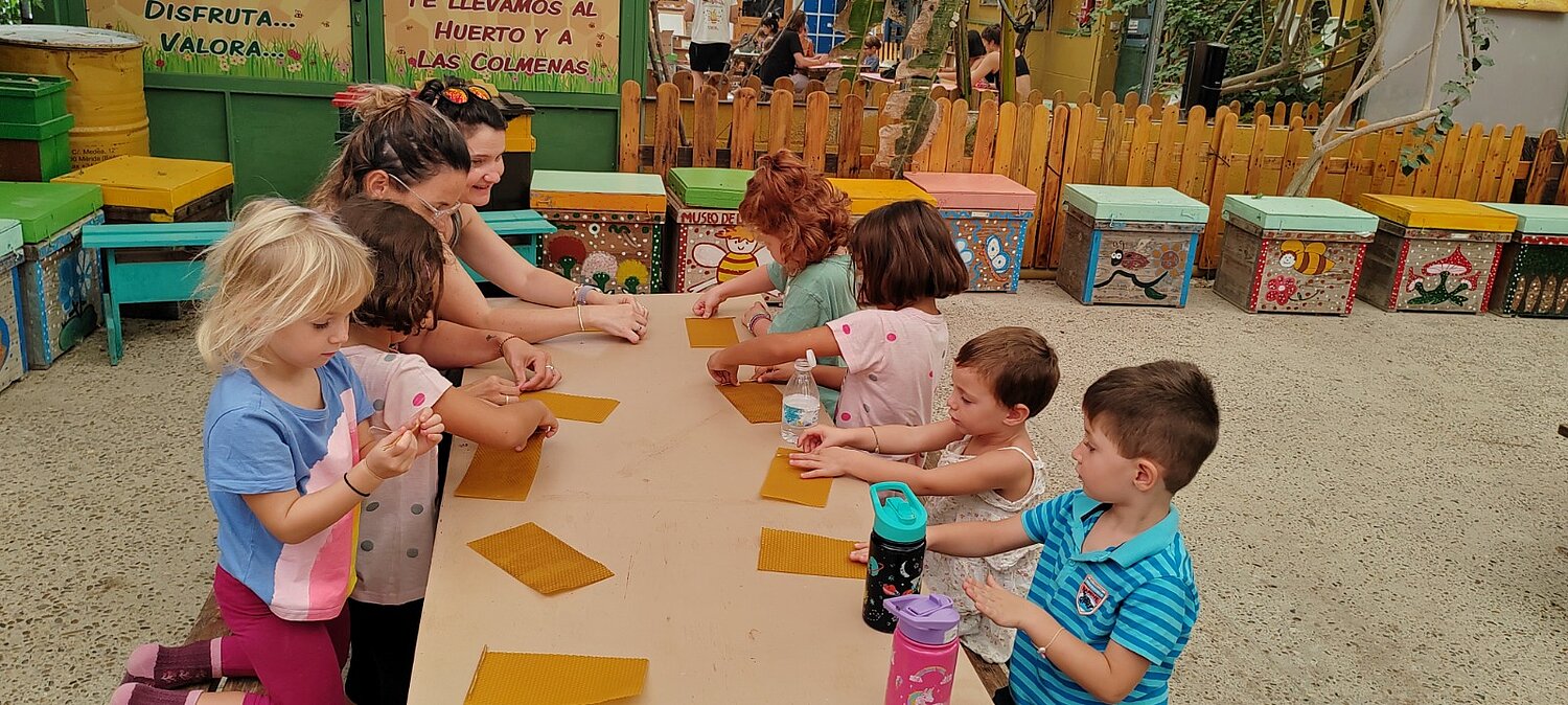 Niños jugando con la miel