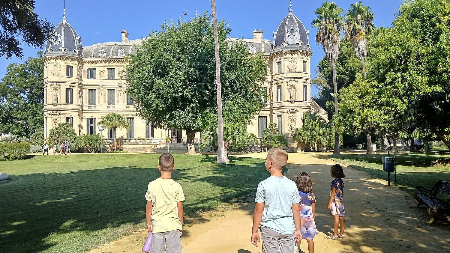 Entrada a los jardines y palacio de fondo