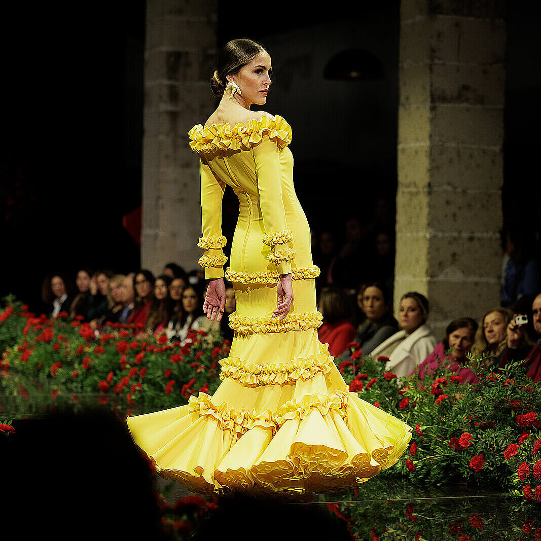Modelo en la pasarela con traje de flamenca