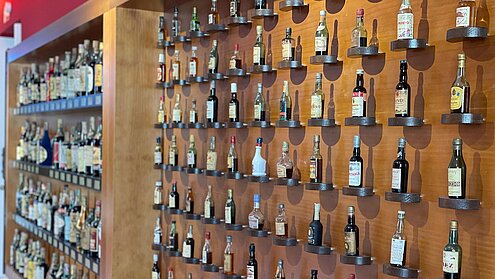 Botellas de brandy expuestas en estantes