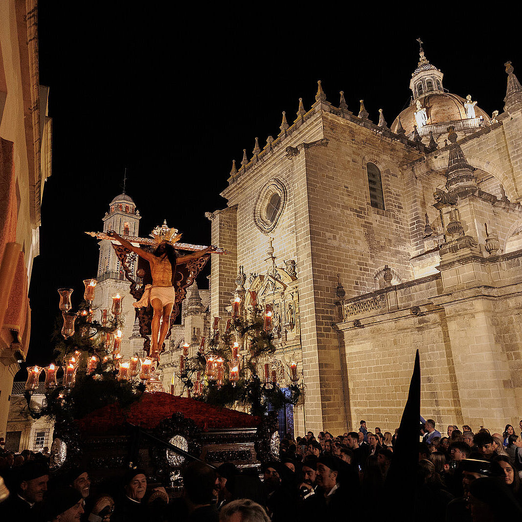 Semana Santa genérica El Cristo frente a catedral
