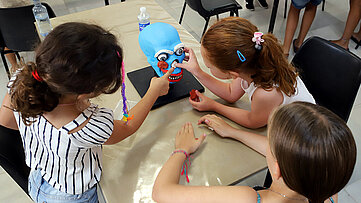 Niños en taller del museo