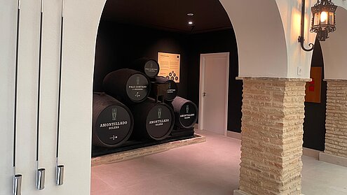 Venencias colgando de la pared, botas al fondo