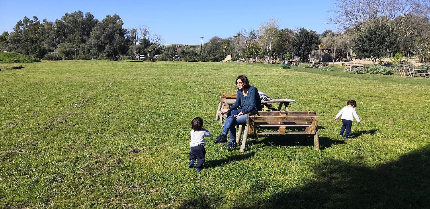 Peques corriendo en la pradera