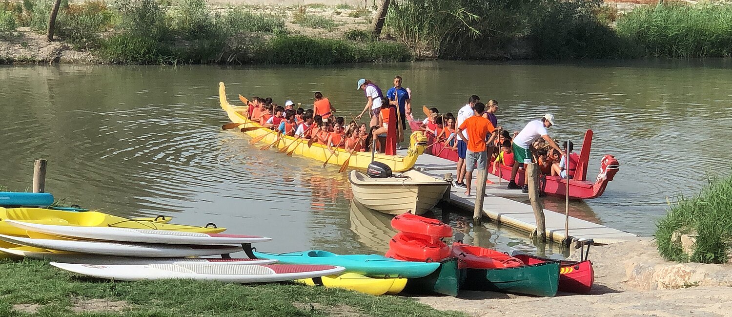 canoas en embarcadero