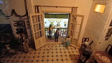 balcón con cabalgata