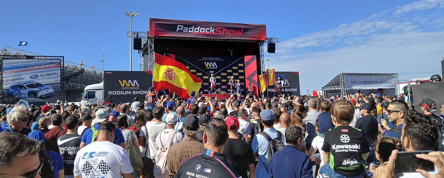 espectadores con bandera de España