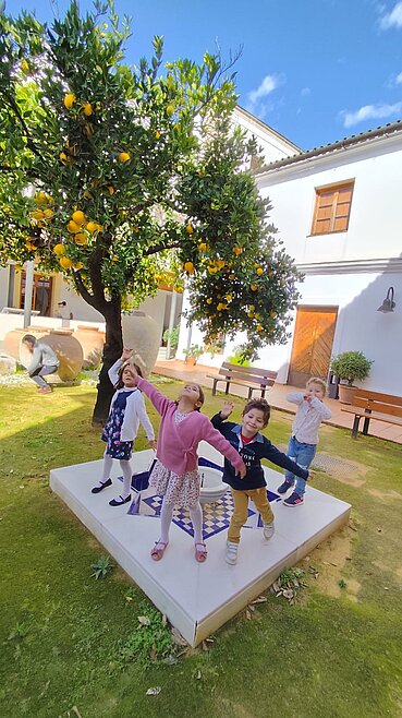 niños haciendo de estatuas