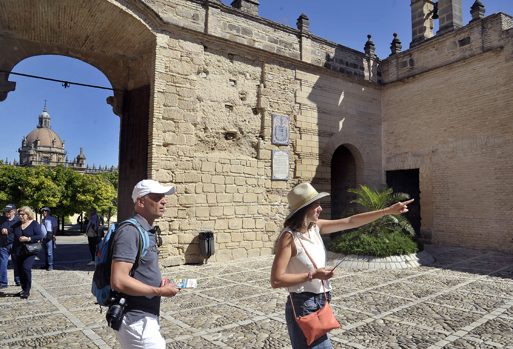 Archivo. Turistas visitando el Alcázar de Jerez