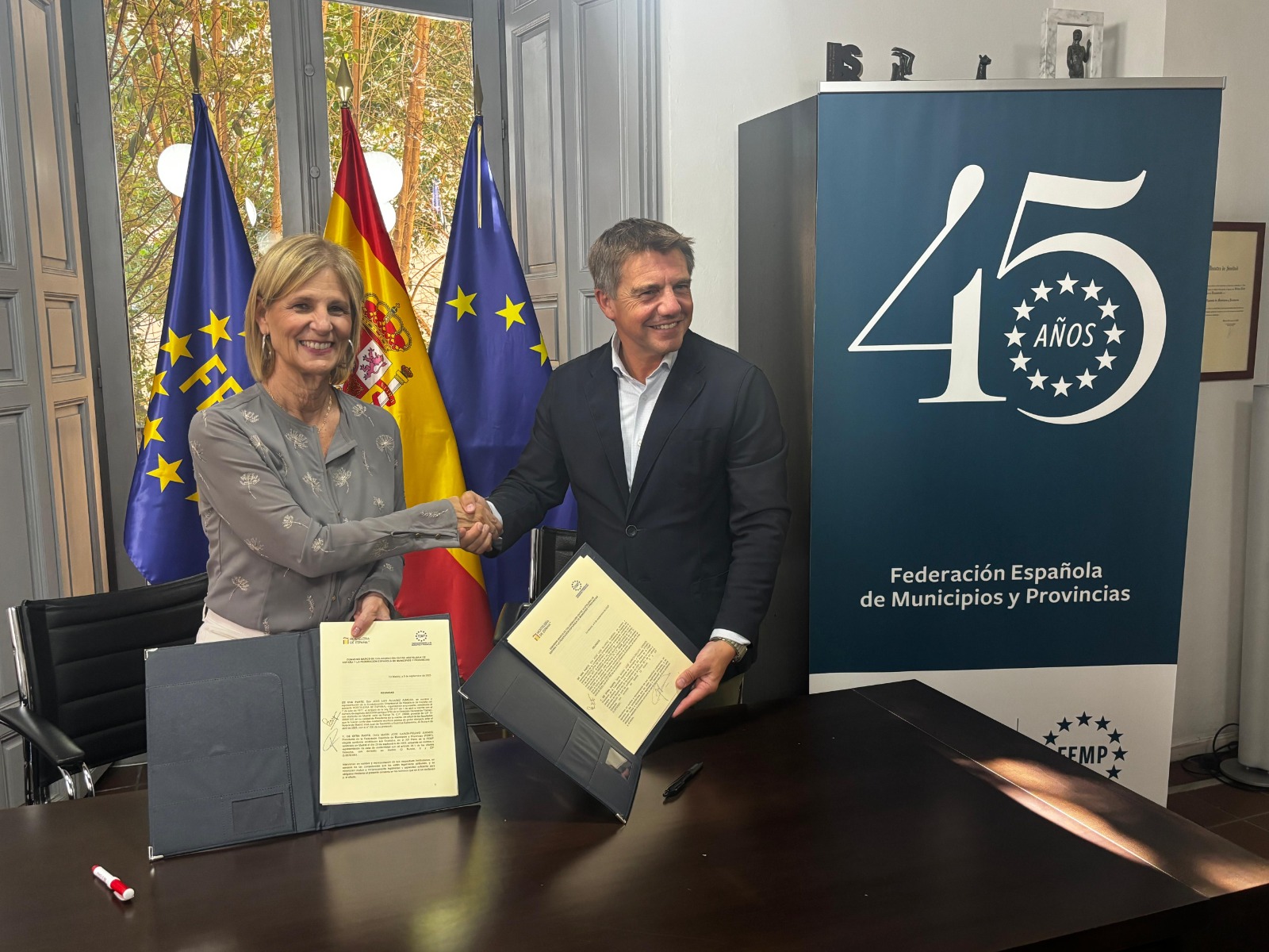 La alcaldesa tras la firma del acuerdo