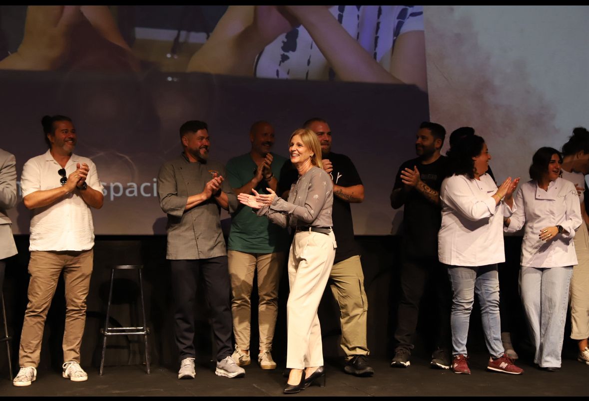 La alcaldesa asiste a la presentación de la canción de apoyo a la Capitalidad Gastronómica