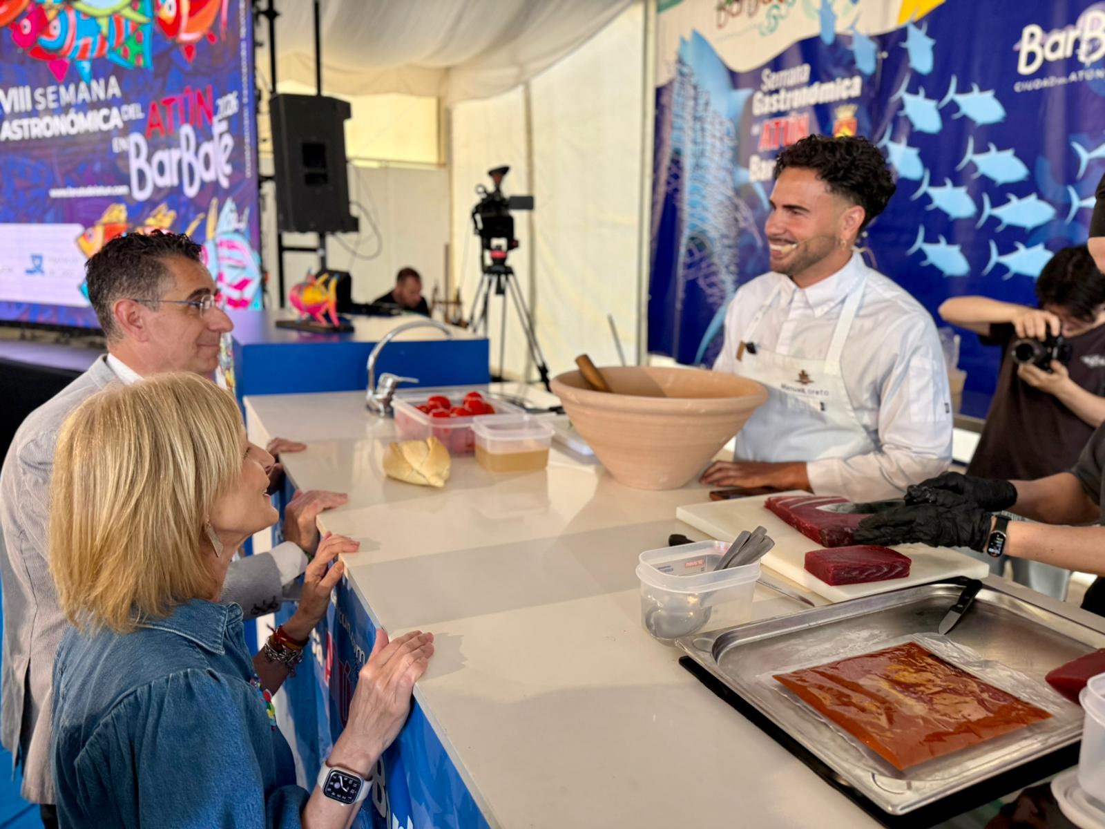 La alcaldesa asiste a la Feria del Atún de Barbate