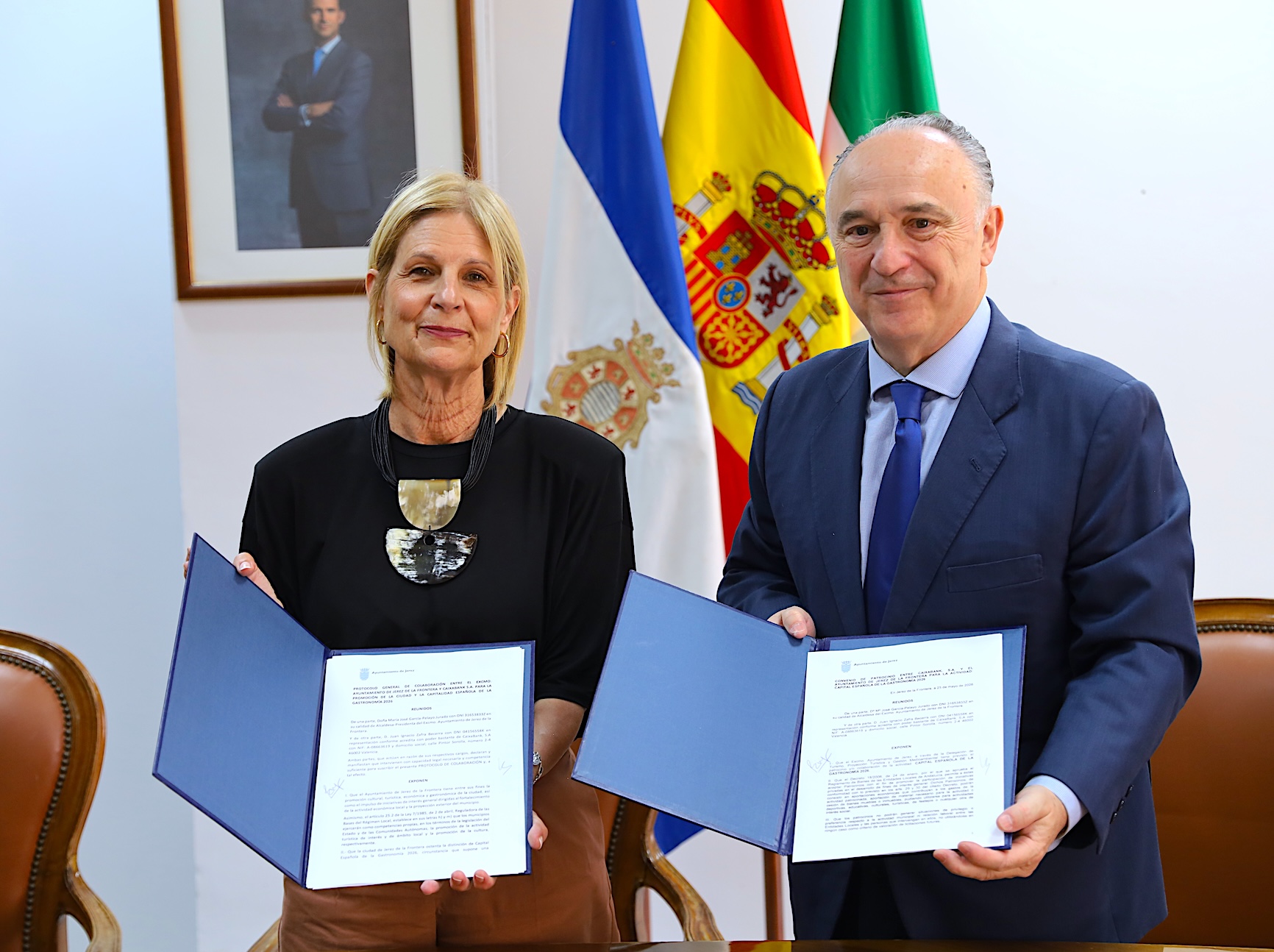 Alcaldesa y Caixabank firman un convenio  para la Capitalidad Gastronómica