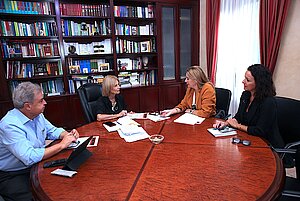 La alcaldesa se ha reunido con Ana Belén Morillo para la organización de la Pasarela Flamenca