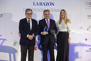 El Ayuntamiento recibe el premio a la promoción cultural de la gastronomía de La Razón
