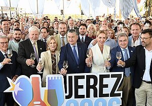La alcaldesa y el consejero Antonio Sanz brindan por la Capitalidad Gastronómica
