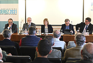 La alcaldesa durante la reunión