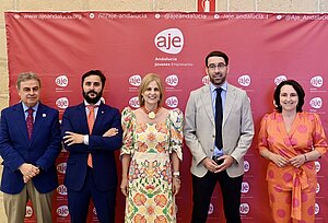 La alcaldesa asiste a la asamblea de AJE Cádiz