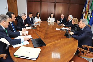 La alcaldesa durante la reunión