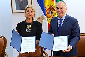 Alcaldesa y Caixabank firman un convenio  para la Capitalidad Gastronómica