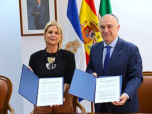 Alcaldesa y Caixabank firman un convenio  para la Capitalidad Gastronómica