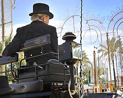 Paseo de caballistas y enganches