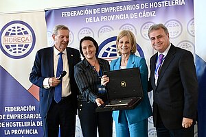 La alcaldesa recibe la Medalla de Oro de Horeca