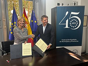 La alcaldesa tras la firma del acuerdo